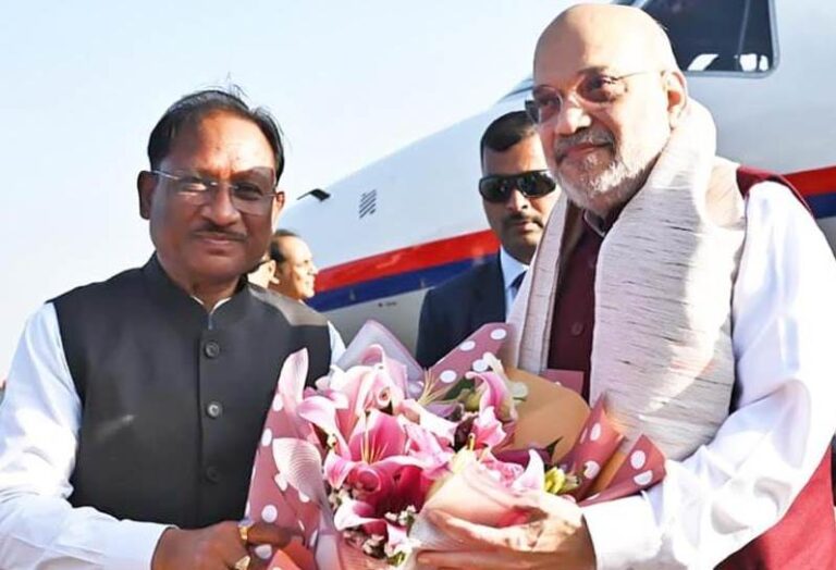 तीन दिवसीय छत्तीसगढ़ दौरे पर पहुंचे अमित शाह : मुख्यमंत्री ने स्वामी विवेकानंद विमानतल पर किया आत्मीय स्वागत