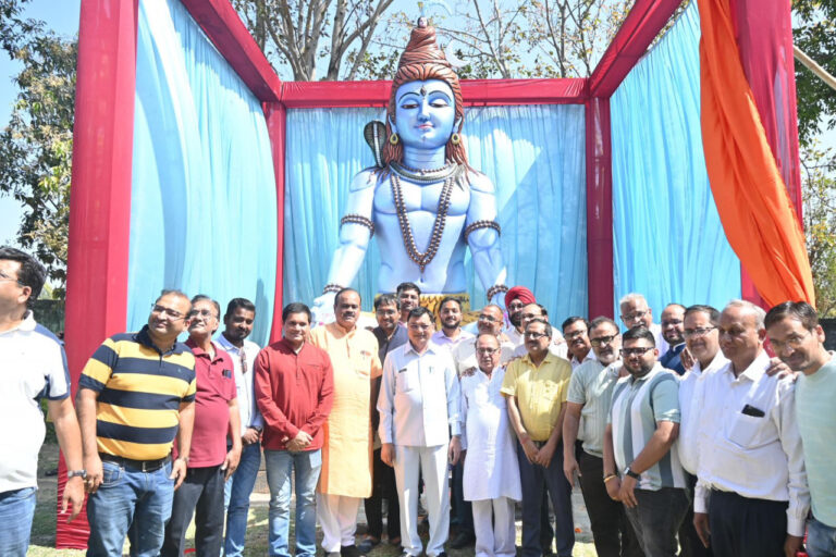 CG: 18 फीट ऊंचे शिव प्रतिमा का उद्योग मंत्री श्री देवांगन ने पूजन अर्चना कर किया अनावरण, विभिन्न धार्मिक अनुष्ठानों में हुए सम्मिलित