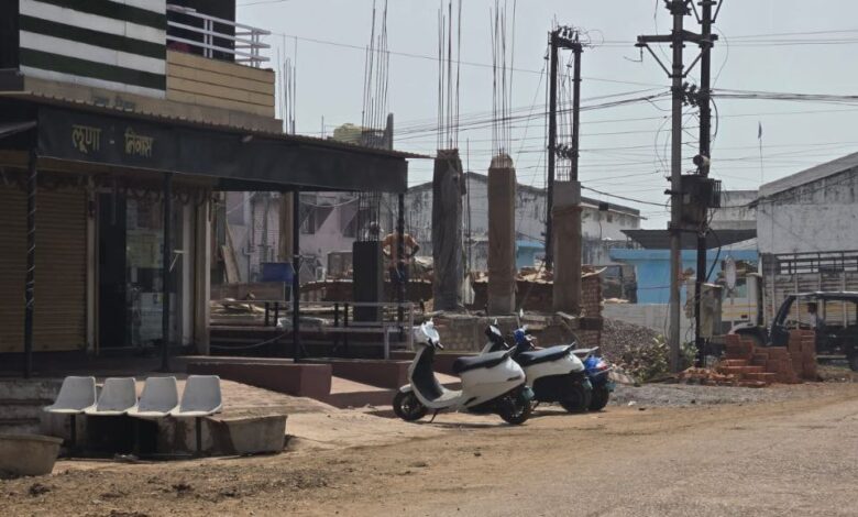 Rajnandgaon: जनता कॉलोनी में 24 मीटर सड़क पर अवैध निर्माण का आरोप, निगम व गृह निर्माण मंडल से कार्रवाई की मांग