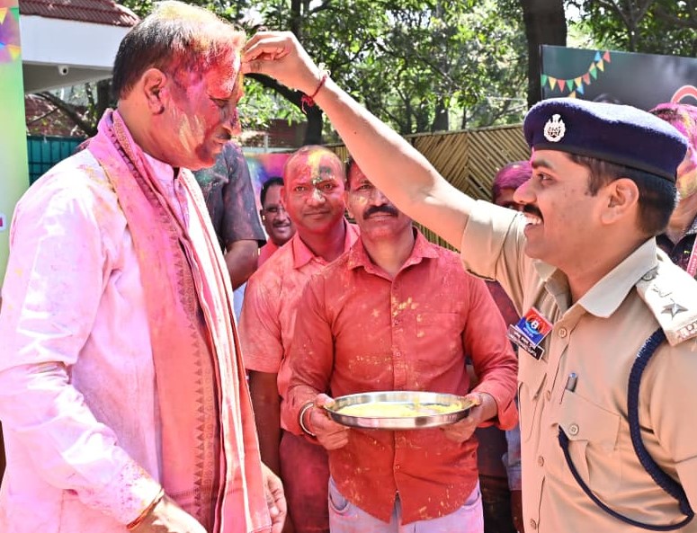 मुख्यमंत्री निवास में होली