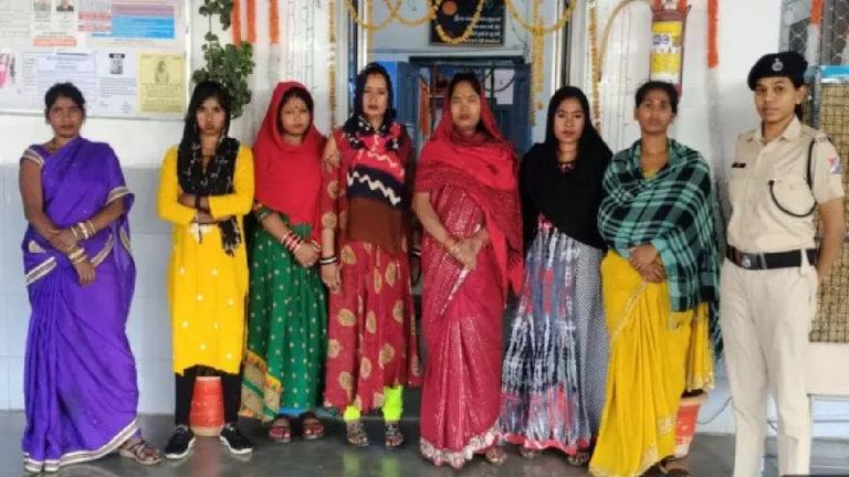 CG : नकली किन्नर राजनांदगांव के पास ट्रेन से गिरफ्तार, हेल्पलाइन पर शिकायत, तत्काल हुई कार्रवाई …