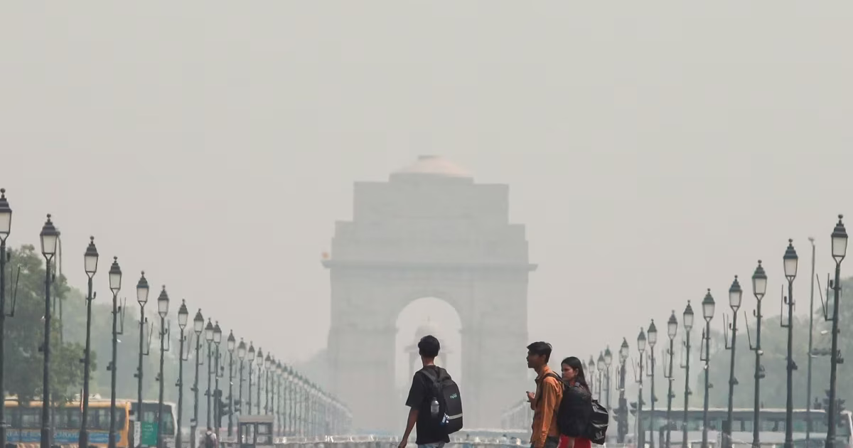 दिल्ली-NCR के आसमान में बेमौसम धुंध क्यों? क्या ईरान जंग का है असर? — मौसम विशेषज्ञों ने बताई असली वजह