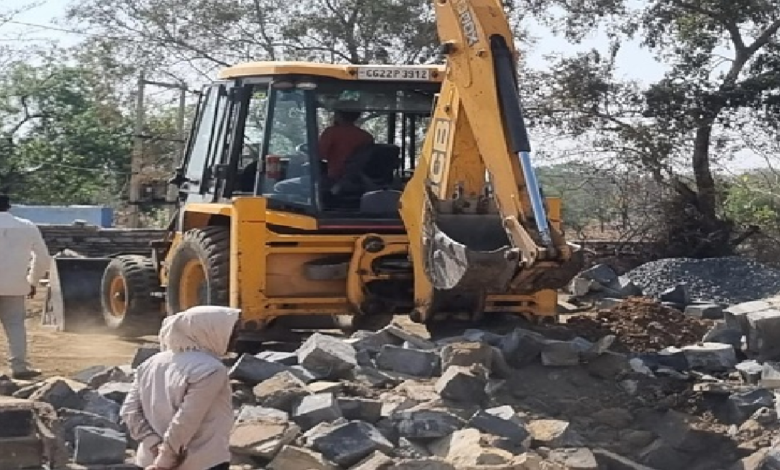 CG : एसडीएम ने किया ऑन द स्पॉट समाधान, स्कूल परिसर के कब्ज़ा पर चला बुलडोजर…