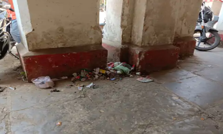 राजनांदगांव : तहसील परिसर में पसरी गंदगी, जिम्मेदार बेपरवाह…