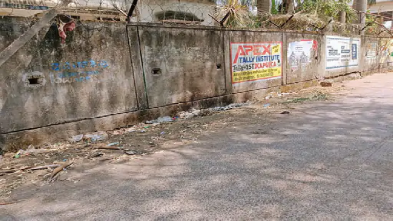 राजनांदगांव : सरकारी दीवारों पर रंग रोगन नहीं, सुंदरता बिगड़ी…