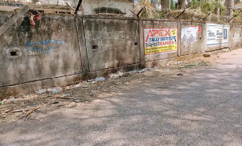 राजनांदगांव : सरकारी दीवारों पर रंग रोगन नहीं, सुंदरता बिगड़ी…