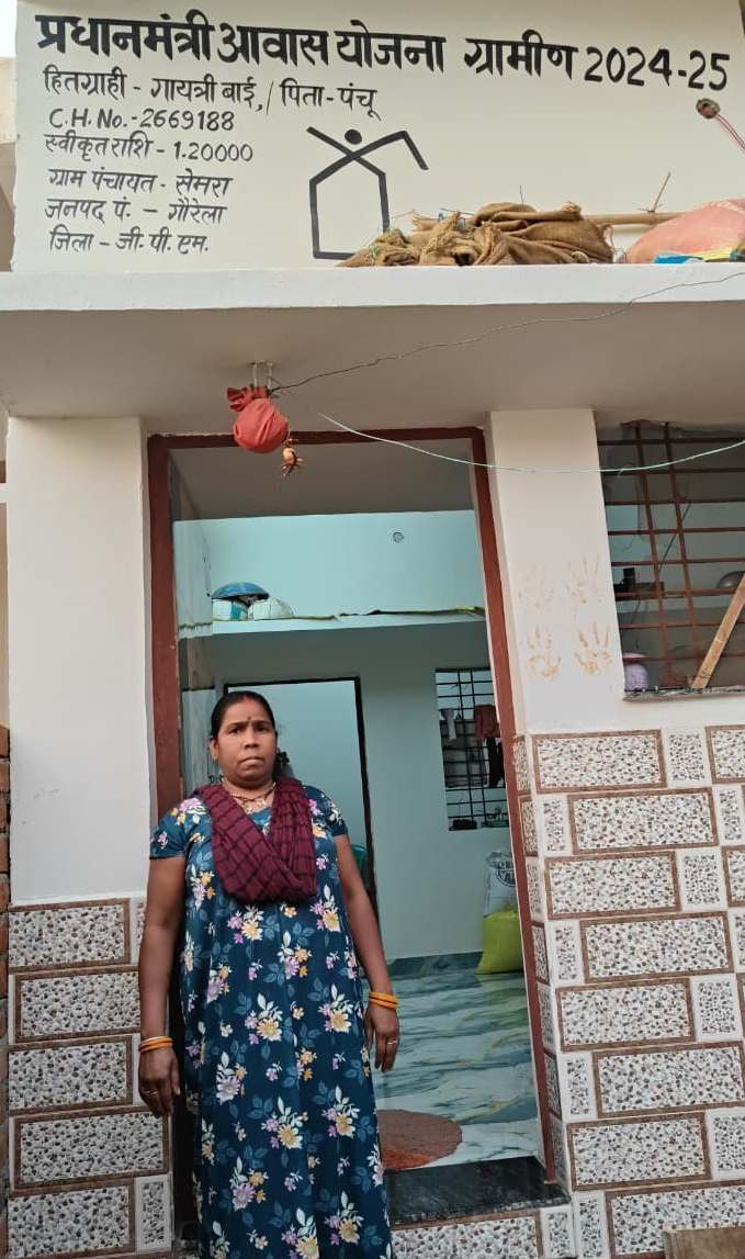CG : साय सरकार की संवेदनशील पहल से बदली जिंदगी : कच्चे घर से पक्के आशियाने तक पहुंचीं गायत्री बाई