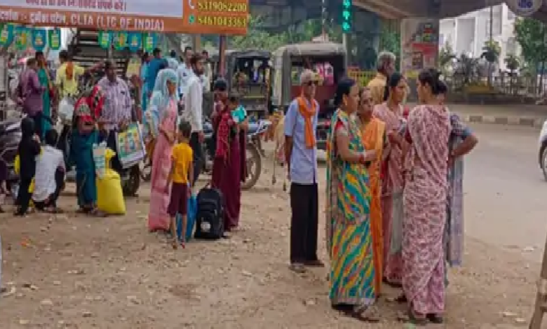 राजनांदगांव : शहर के बस स्टैंड और स्टॉपेज में नहीं है छांव-पानी का इंतजाम, परेशानी…
