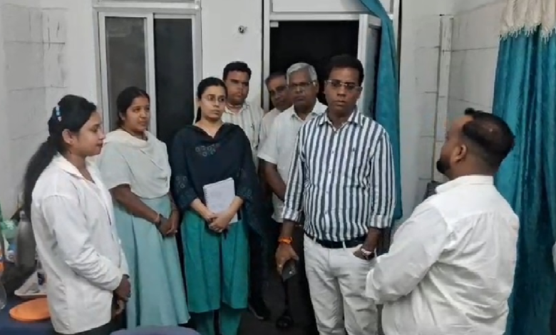 CG : डीएम ने किया प्राथमिक स्वास्थ्य केंद्र का निरीक्षण, मरीजों से ली सुविधाओं की जानकारी…