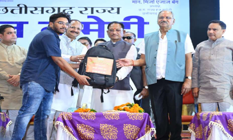 CG : सीएम साय ने हज यात्रियों को सौंपा फर्स्ट एड किट, यात्रा के लिए दी शुभकामनाएं…
