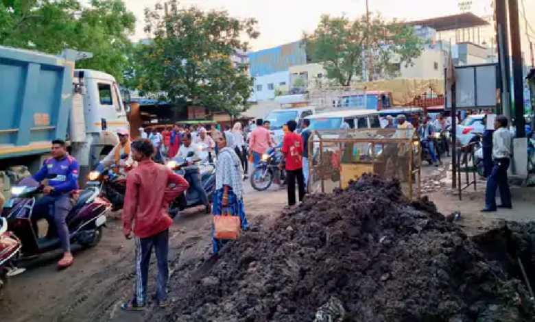 राजनांदगांव : इंटरकनेक्शन के लिए खोदे गए गड्ढे से लग रहा जाम, लखोली में परेशानी…