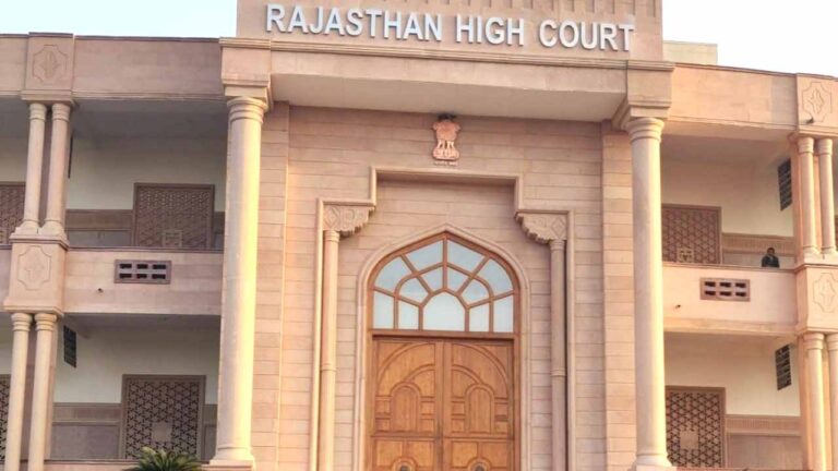 अदालत के आदेश पर कलेक्ट्रेट में छापा, अल्प बचत अधिकारी की कुर्सी जब्त