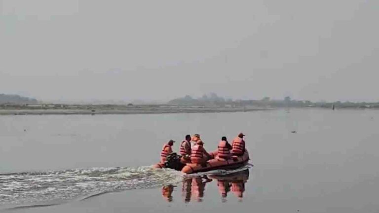 यमुना में दर्दनाक हादसा: श्रद्धालुओं से भरी नाव पलटी, कई परिवारों के सपने टूटे