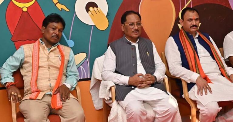 मोबाइल, आवास की चाबी और नियुक्ति पत्र का वितरण, ‘पुनर्वास से विकास तक’ कॉफी टेबल बुक का विमोचन