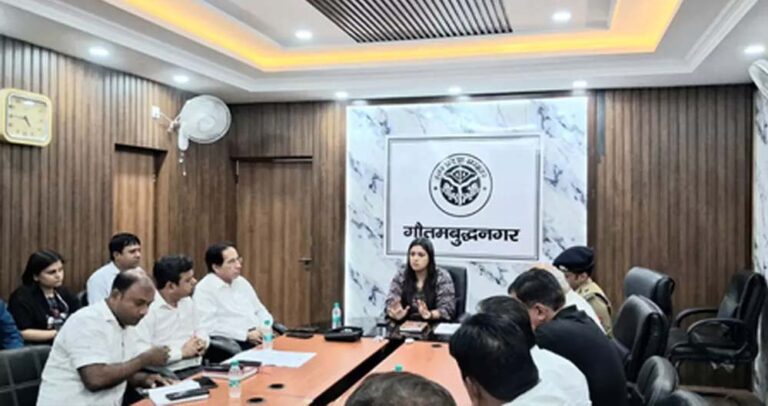 डीएम गौतमबुद्धनगर की अध्यक्षता में औद्योगिक इकाइयों के आउटसोर्सिंग एजेंसी/संविदाकारों की महत्वपूर्ण बैठक