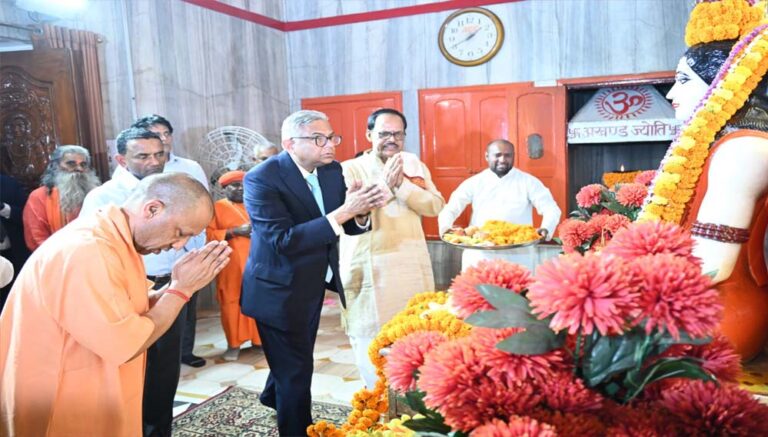 सीएम योगी के साथ टाटा संस के चेयरमैन ने गुरु गोरखनाथ के दरबार में दी श्रद्धांजलि
