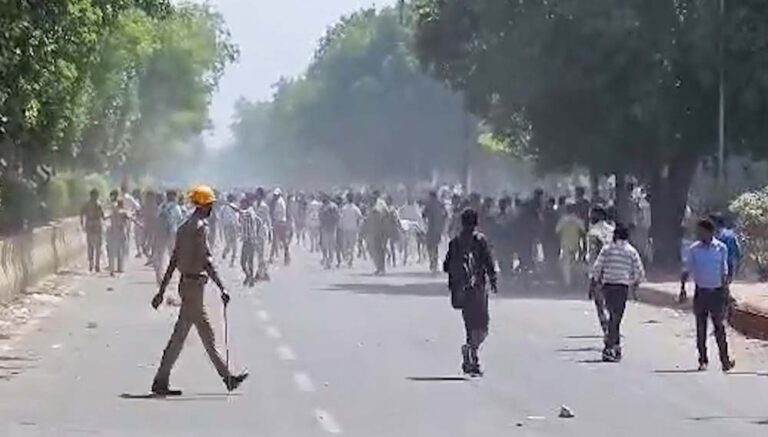नोएडा प्रोटेस्ट के दौरान कई ‘उपद्रवी’ थे कर्मचारी नहीं, अब पब्लिक में लगेंगे उनके पोस्टर