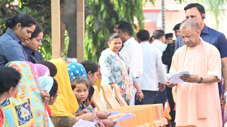 मुख्यमंत्री ने अधिकारियों से जन समस्याओं के त्वरित समाधान का निर्देश दिया