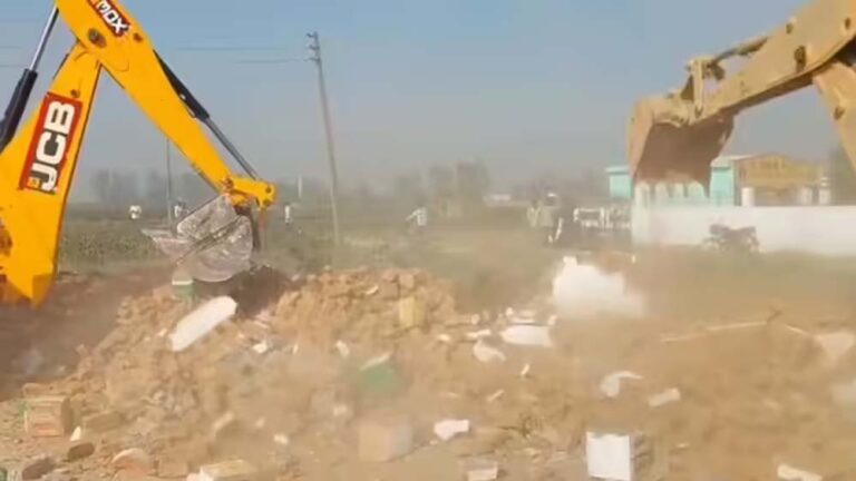 ईदगाह-इमामबाड़े के बाद संभल में मस्जिद और मदरसे पर कार्रवाई, सरकारी जमीन का कब्जा हटाया