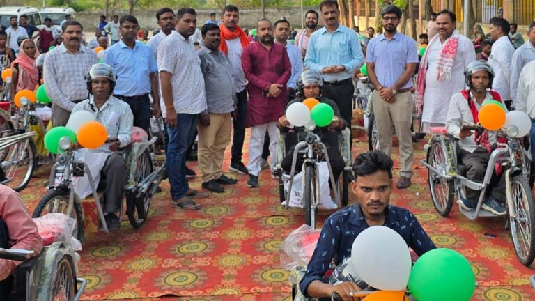 जिला प्रशासन की तत्परता: दिव्यांग रामकृपाल को मिली मोटराइज्ड ट्राईसाइकिल, एमसीबी की पहल