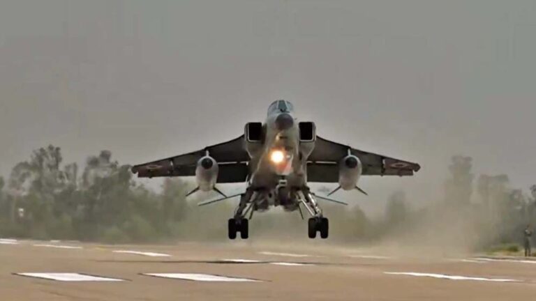 IAF ने पूर्वांचल एक्सप्रेस-वे पर दिखाया दम, सुखोई और मिराज की गर्जना से कांपा आसमान