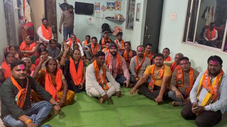 Rajnandgaon: गाँव चलो , शहर चलो , बूथ चलो कार्यक्रम के अंतर्गत घर घर पहुंचे मोनू बहादुर सिंह
