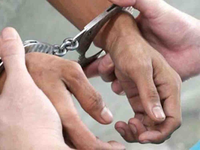 बक्सर साइबर थाना की रेड, लैपटॉप-मोबाइल समेत कई संदिग्ध सामान जब्त