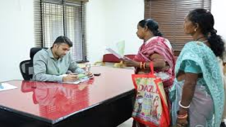 CG : कलेक्टर ने सुनी आमजन की समस्याएं, कई प्रकरणों का मौके पर समाधान …