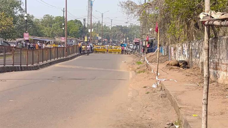 झारखंड में बड़ा हादसा टला: जहरीली गैस रिसाव से सड़क धंसी, धनबाद-बोकारो मार्ग पर आवागमन प्रभावित