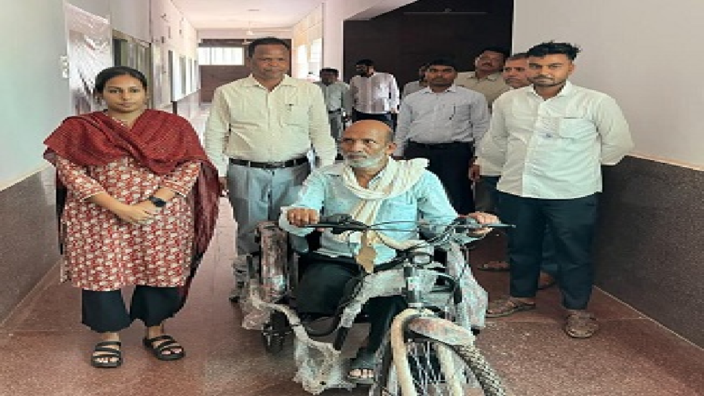 CG : जनदर्शन बना सहारा: दिव्यांग को मिली ट्राई साइकिल, आत्मनिर्भरता की ओर बढ़े कदम …