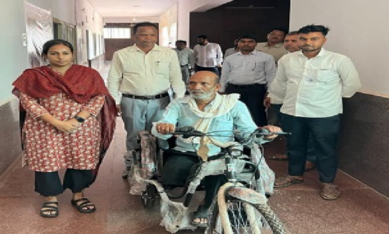 CG : जनदर्शन बना सहारा: दिव्यांग को मिली ट्राई साइकिल, आत्मनिर्भरता की ओर बढ़े कदम …