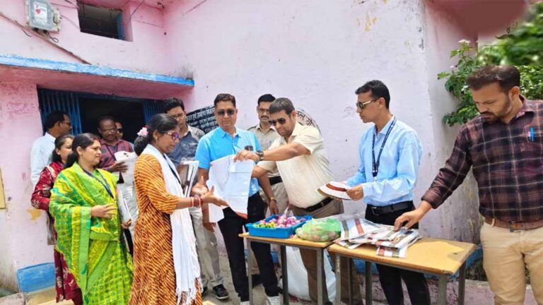 गर्मी से राहत का देसी जुगाड़: तहसीलदार ने प्रगणकों को बांटे प्याज-टॉवेल, लौटने पर शरबत