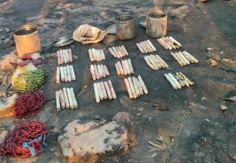 Chhattisgarh-Odisha Border Alert: जंगल में मिला भारी विस्फोटक, CRPF ने बढ़ाई सर्चिंग ऑपरेशन की रफ्तार