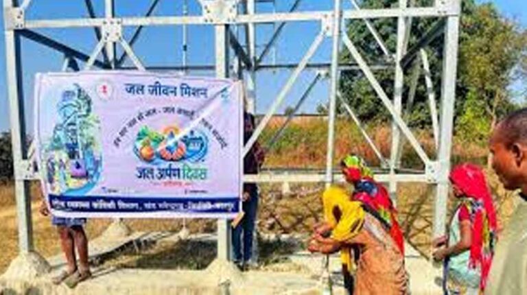जागरूकता की नई पहल: लाल नाटक के बाद सजे मंच, जंगल और पानी बचाने का दिया संदेश