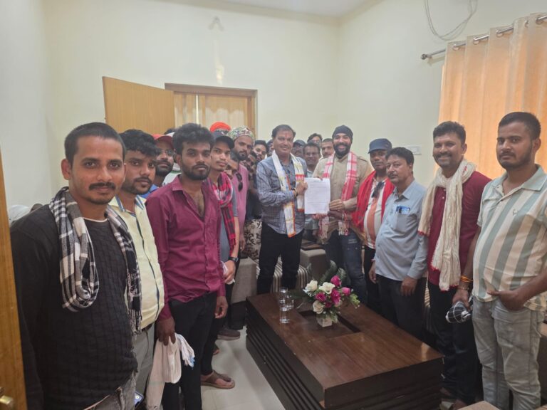 Rajnandgaon: मोनू बहादुर सिंह के साथ फुटकर व्यापारियों ने महापौर से की मुलाकात, समस्याओं के समाधान का मिला आश्वासन