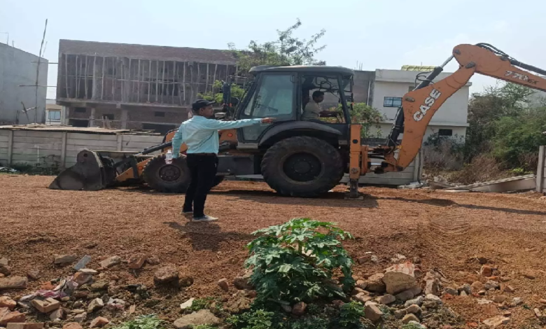 CG : मोती नगर प्रगति विहार कमल विहार में डेढ़ एकड़ की अवैध प्लाटिंग पर चला बुलडोजर …