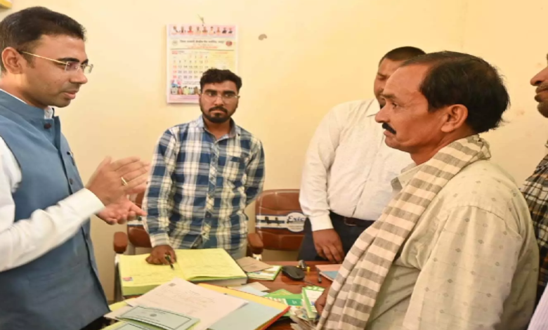 CG : कलेक्टर ने किसानों से की चर्चा, शासन की योजना का लाभ लेने किया प्रोत्साहित …
