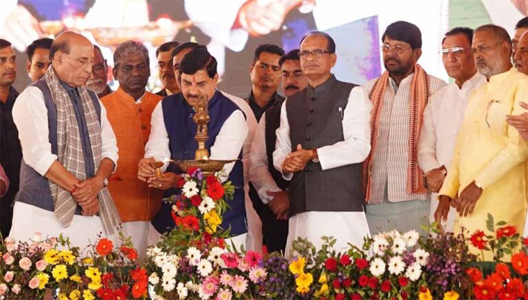 राजनाथ सिंह बोले – किसान देश की अर्थव्यवस्था की रीढ़, किसानों के विकास के लिए हम हैं प्रतिबद्ध