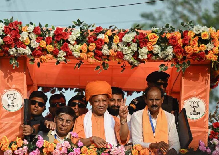 मुख्यमंत्री योगी के रोड-शो के दौरान सड़कों पर गूंजा- ‘एक ही नारा-एक ही नाम, जय श्रीराम-जय श्रीराम’