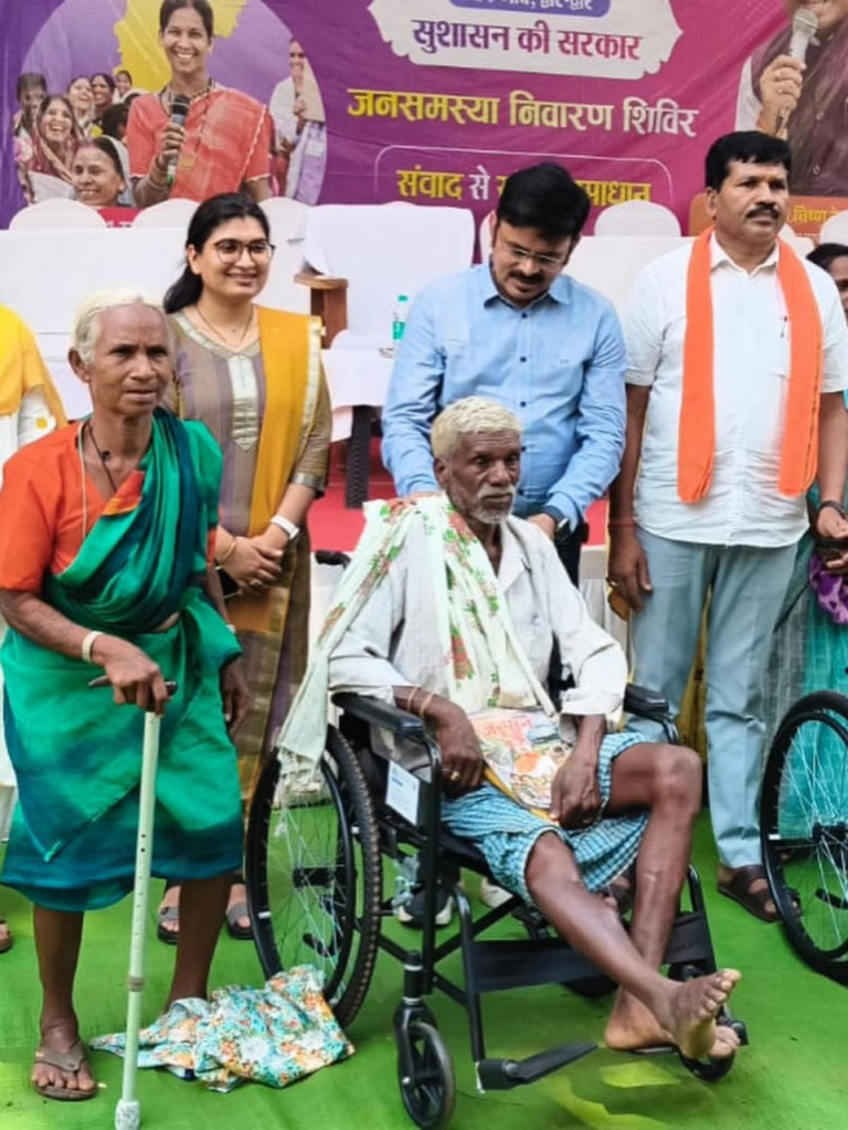 CG : ’सुशासन तिहार में प्रशासन पहुंचा ग्रामीणों के द्वार, जनसमस्याओं के त्वरित निराकरण पर दिया गया जोर’