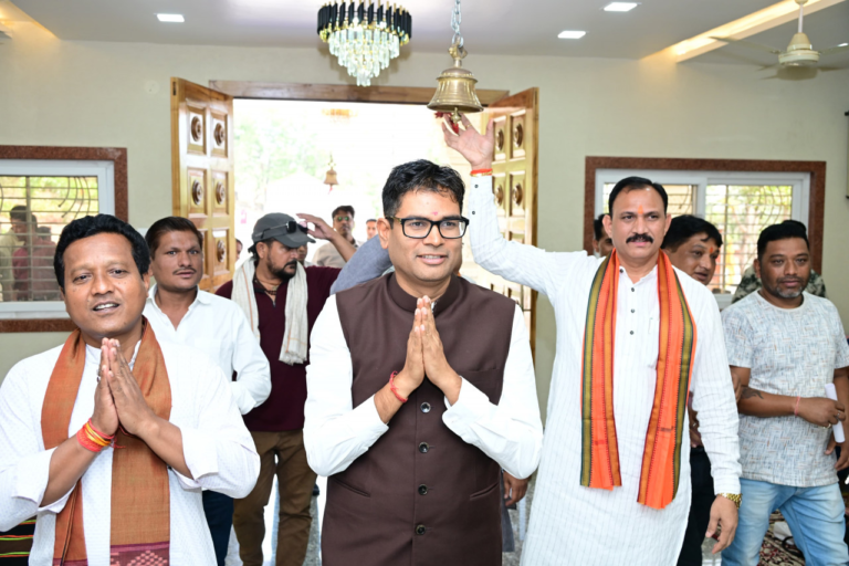 CG : रायगढ़ के राधा कृष्ण मंदिर में वित्त मंत्री ओपी चौधरी एवं स्वास्थ्य मंत्री श्याम बिहारी जायसवाल ने की पूजा-अर्चना