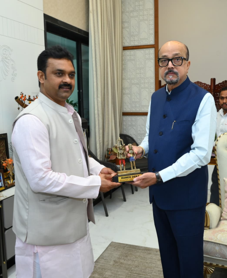 CG : राज्यपाल डेका से केन्द्रीय ग्रामीण विकास राज्य मंत्री पासवान ने किया सौजन्य भेंट