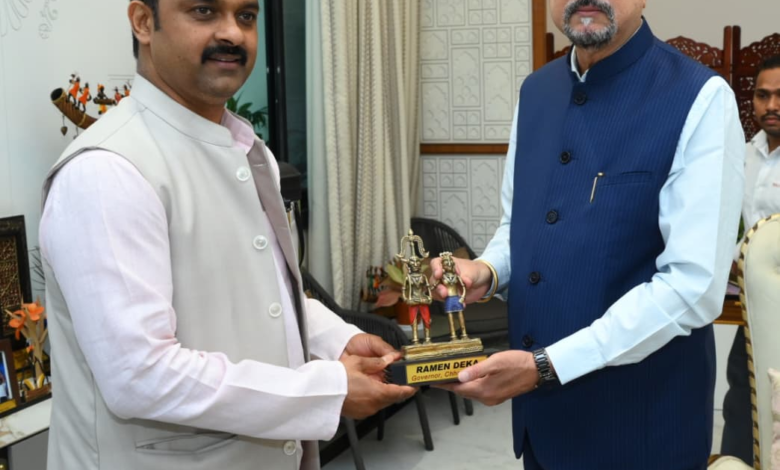 CG : राज्यपाल डेका से केन्द्रीय ग्रामीण विकास राज्य मंत्री पासवान ने किया सौजन्य भेंट