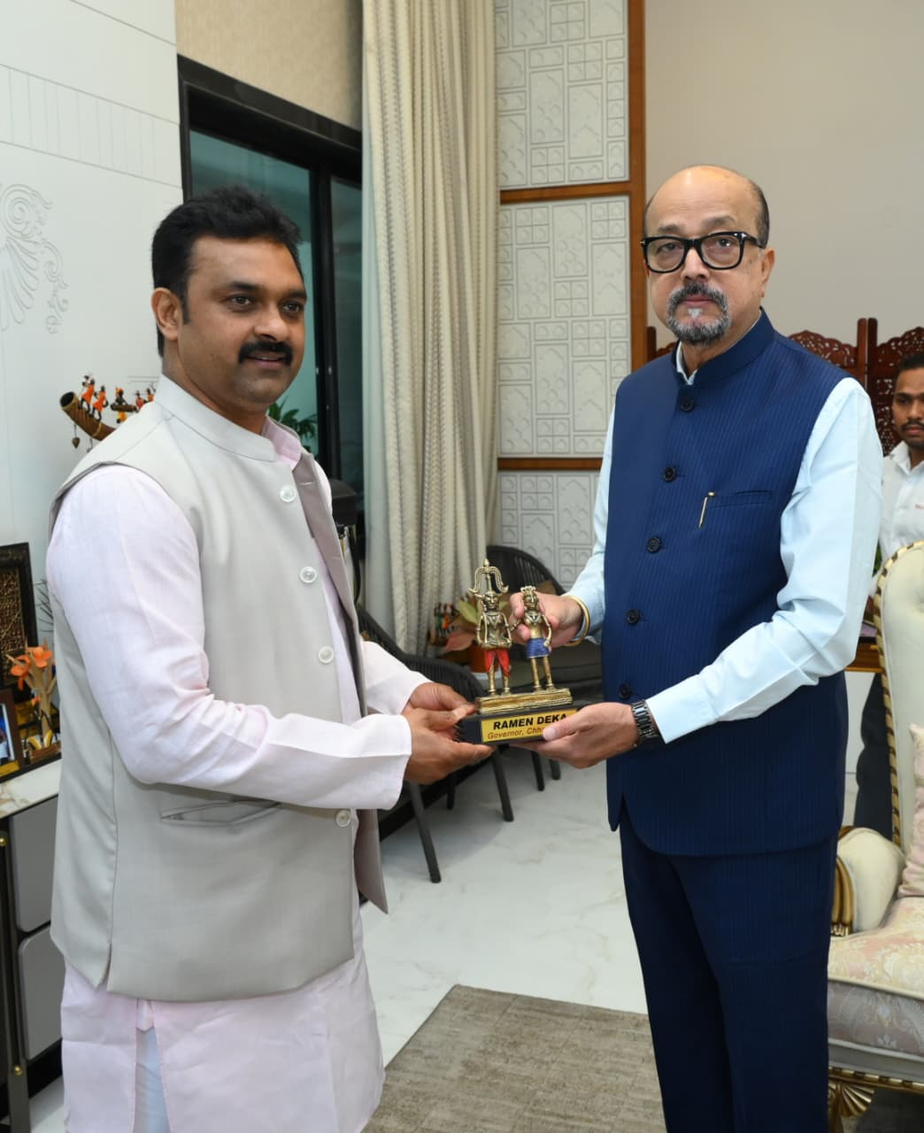 CG : राज्यपाल डेका से केन्द्रीय ग्रामीण विकास राज्य मंत्री पासवान ने किया सौजन्य भेंट