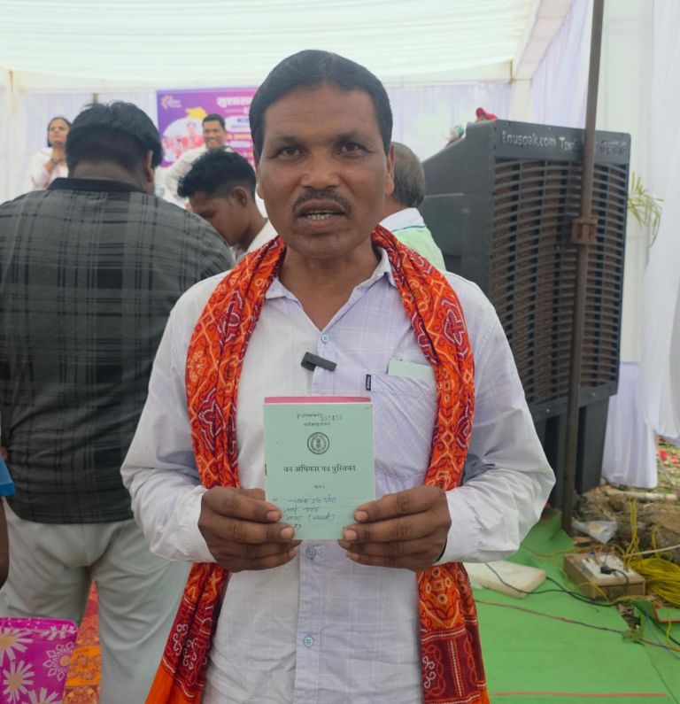 CG : सुशासन तिहार में चमरू तिर्की को मिला वन अधिकार पत्र, खेती-किसानी को मिला नया संबल