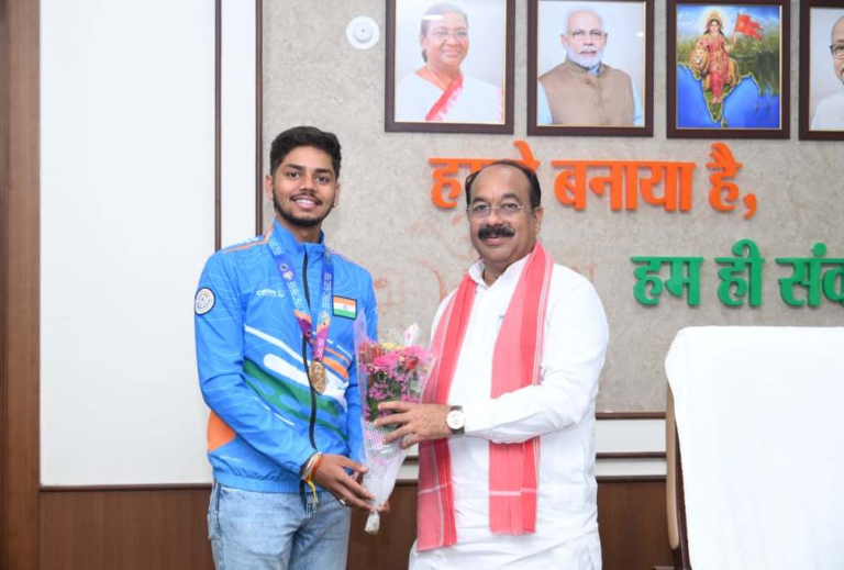 उप मुख्यमंत्री अरुण साव से छत्तीसगढ़ के अंतरराष्ट्रीय शूटर दिव्यांशु ने की मुलाकात