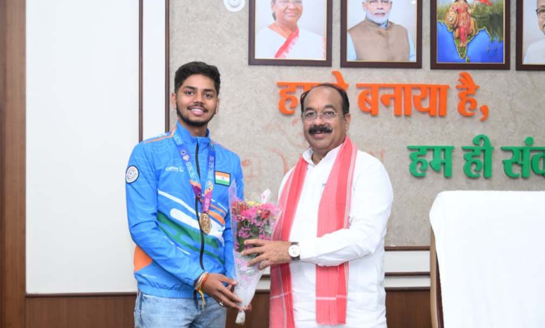 उप मुख्यमंत्री अरुण साव से छत्तीसगढ़ के अंतरराष्ट्रीय शूटर दिव्यांशु ने की मुलाकात
