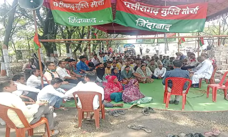राजनांदगांव : तीसरे दिन भी जारी रहा मजदूरों का धरना प्रदर्शन…