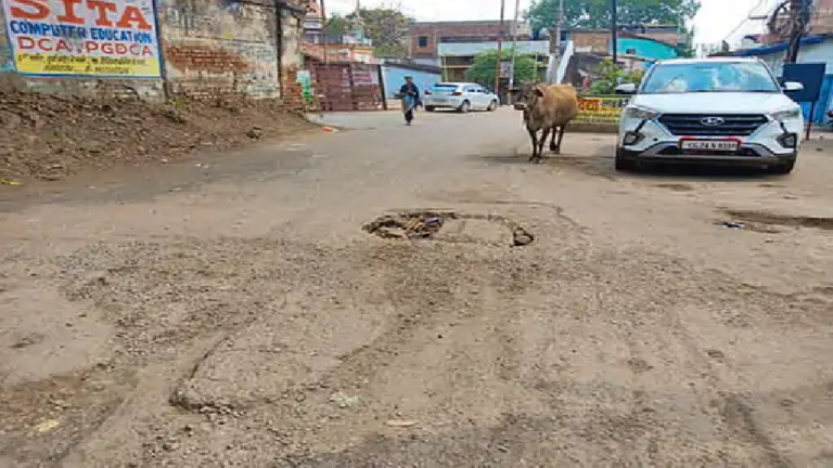 राजनांदगांव : शहर के बीच खुले गड्ढों से हादसों का खतरा बढ़ रहा…