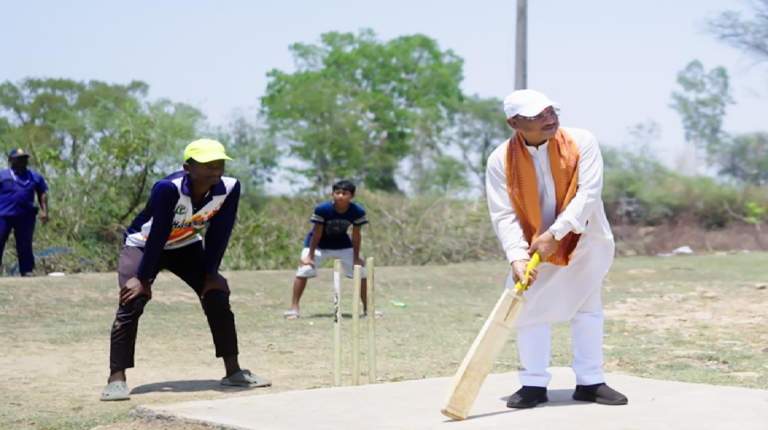 CG : जब मुख्यमंत्री उतरे मैदान में: सुशासन तिहार में बच्चों संग खेला क्रिकेट, बढ़ाया हौसला